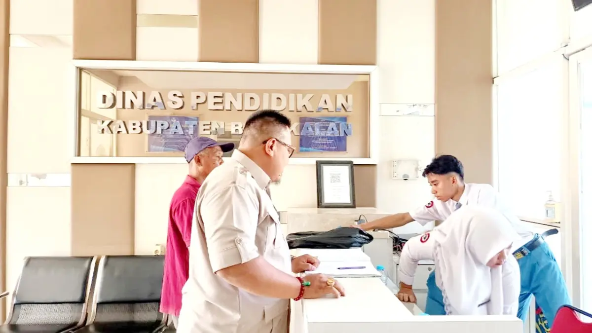 MEMINTA KEADILAN: Penasihat hukum Hendrayanto bersama kliennya mendatangi kantor Dispendik Bangkalan, Selasa (2/12/2025). (ZEINAL ABIDIN/JPRM)