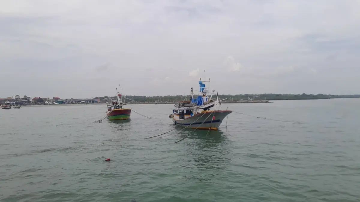PULANG MELAUT: Sampan nelayan sandar di perairan Pelabuhan Branta, Kecamatan Tlanakan, Minggu (31/5)