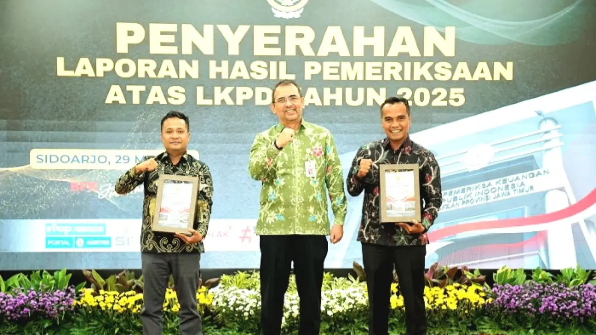 SOLID: Dari kanan, Bupati Bangkalan Lukman Hakim, Kepala BPK Perwakilan Provinsi Jatim Yuan Candra Djaisin, Waka DPRD Ach. Rofik berfoto bersama usai penyerahan LHP atas LKPD 2025, Jumat (29/5). (PROKOPIM UNTUK JPRM)
