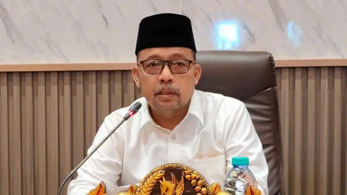 TEGAS: Ketua DPRD Sumenep Zainal Arifin saat memimpin rapat paripurna di kantor dewan.