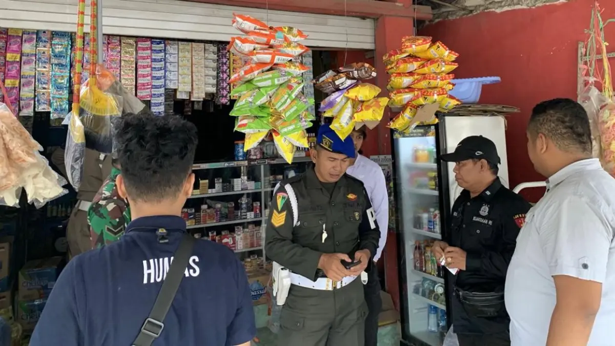 TURUN LANGSUNG: Tim gabungan melakukan pemantauan rokok ilegal di sejumlah toko kelontong di Sumenep pada 2025.