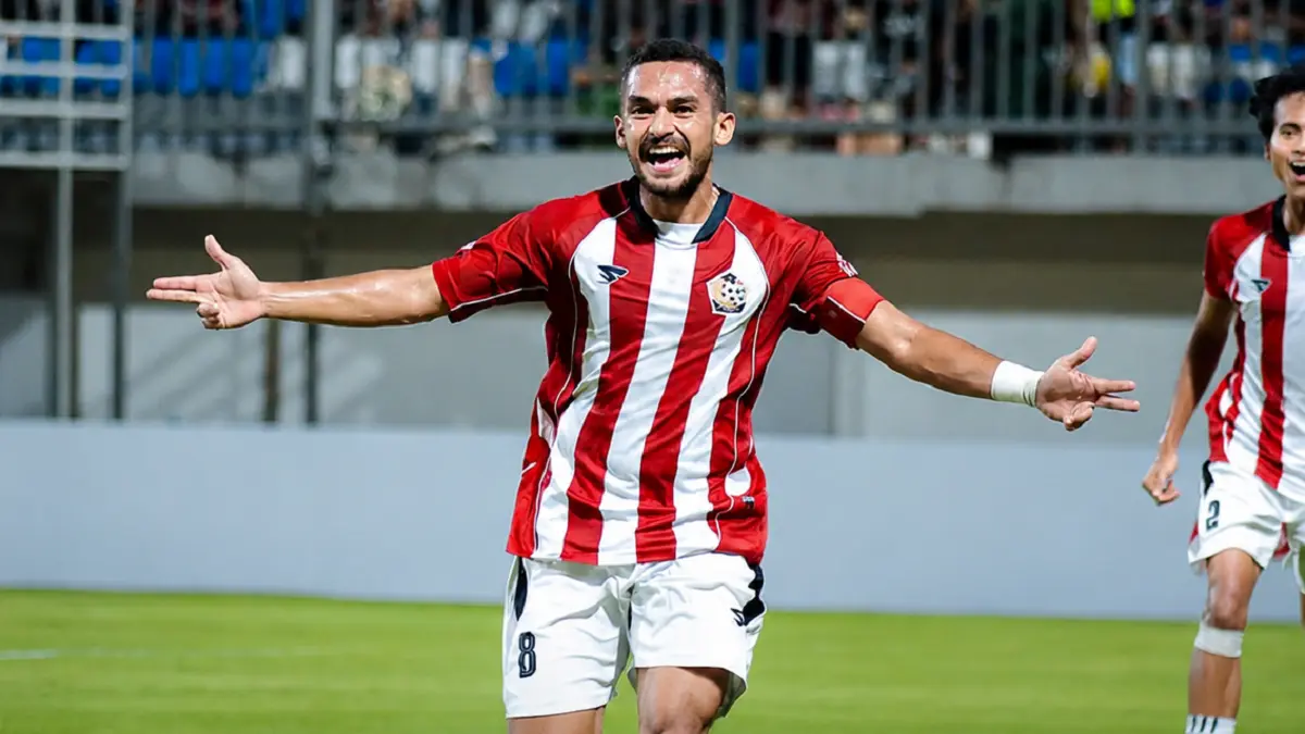BAHAGIA: Pemain Persepam Adam Anis melakukan selebrasi usai mencetak gol ke gawang Persikos Kota Sorong, Minggu (31/5).