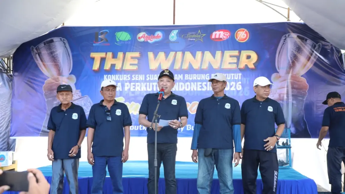 BERWIBAWA: Slamet Junaidi saat membuka LPI Bupati Sampang Cup di Lapangan Kerapan Sapi, Kelurahan Karang Dalam, Kecamatan Sampang, Jumat (29/5). (KOMINFO UNTUK JPRM)