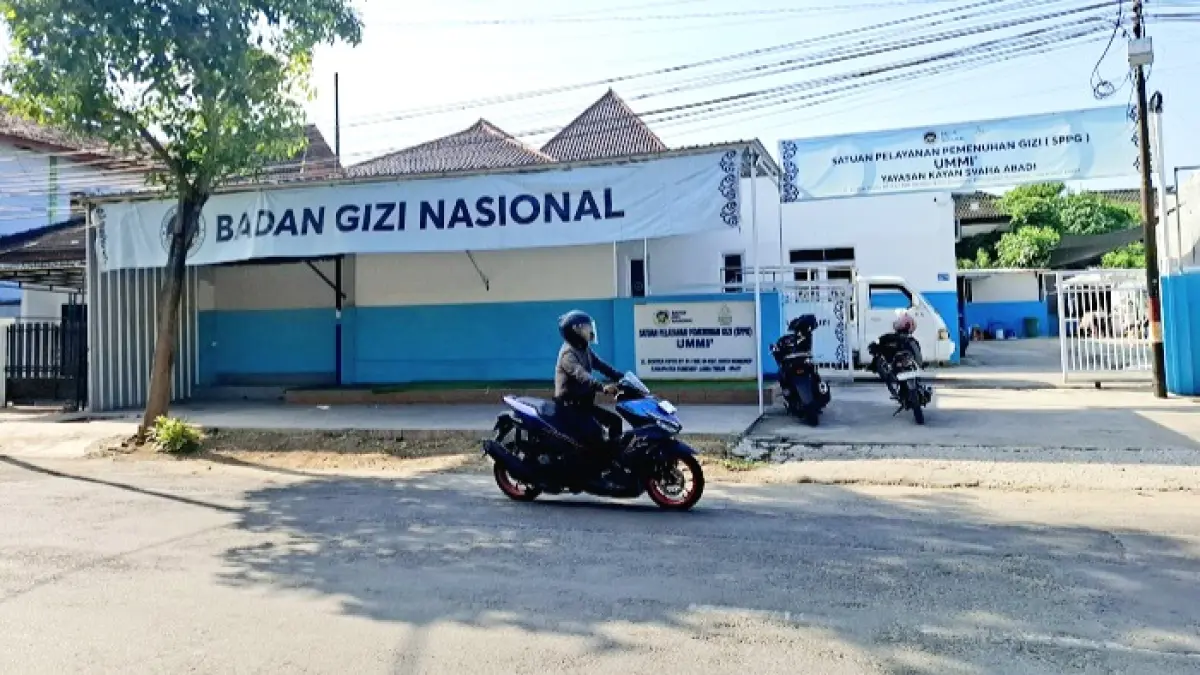DIBERHENTIKAN: Pengendara melintas di depan SPPG Sumenep Kota Sumenep Kolor Yayasan Kayan Svaha Abadi di Jalan Dr Cipto Sumenep Minggu (31/5). (MOH. LATIF/JPRM)
