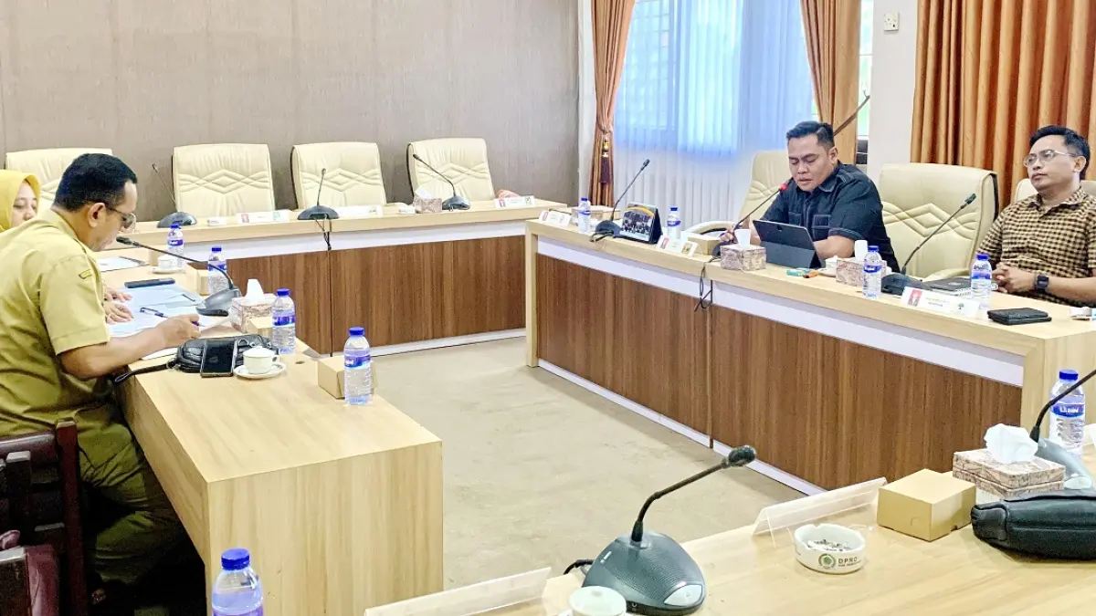 DISKUSI: Komisi IV DPRD Pamekasan melontarkan sederet pertanyaan kepada perwakilan Dinkes Pamekasan saat rapat, Senin (25/5)
