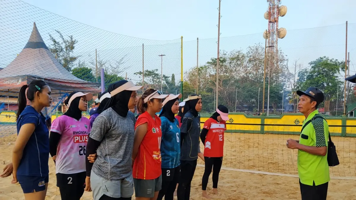 FOKUS: Sejumlah atlet voli pantai Sumenep sedang menjalani latihan di lapangan GOR A. Yani, Desa Pabian, Kecamatan Kota, Minggu (31/5).