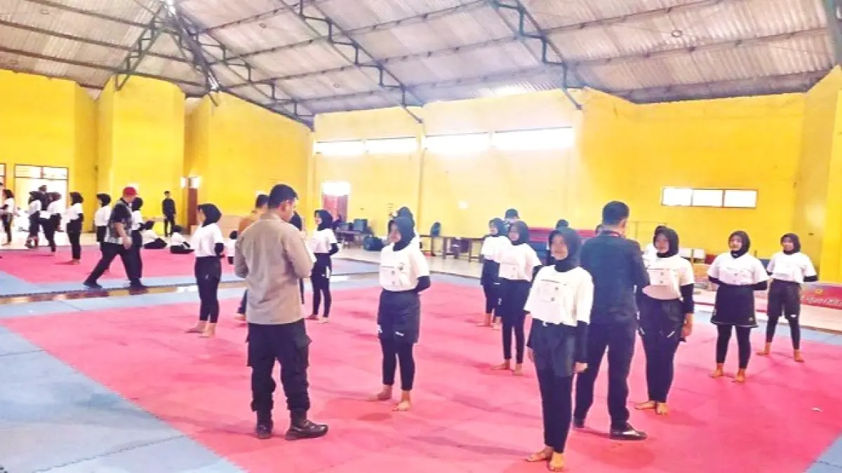 KETAT: Proses tes parade seleksi calon Paskibraka 2026 yang dilakukan di Stadion A. Yani, Desa Pabian, Kecamatan Kota Sumenep, Kamis (2/4). (MOH. IQBAL/JPRM)
