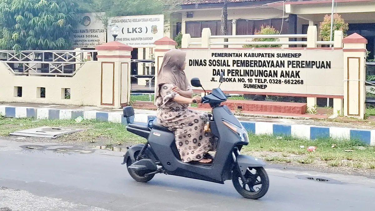 LANDAI: Pengendara melintas di depan kantor Dinsos P3A Sumenep, Senin (1/6).