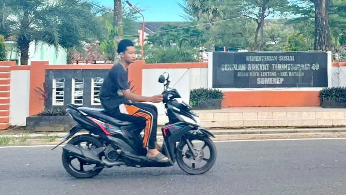 LENGANG: Pengendara melintas di depan gedung SRT di Kecamatan Batuan, Sumenep.