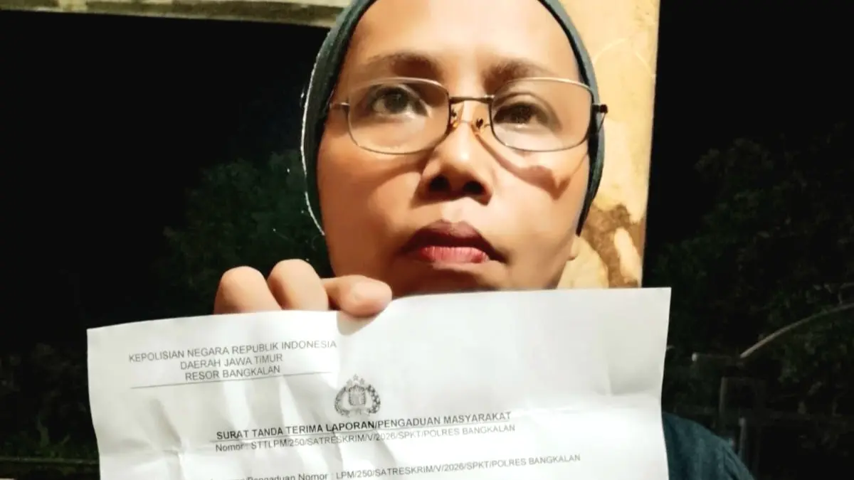 MEMINTA KEADILAN: Pelapor Suriyah menunjukkan bukti laporannya, Selasa (19/5). (SURIYAH UNTUK JPRM)