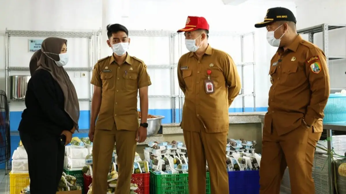 PENGAWASAN: Tim satgas saat turun meninjau ke salah satu SPPG beberapa waktu lalu. (SUDARMANTO UNTUK JPRM)