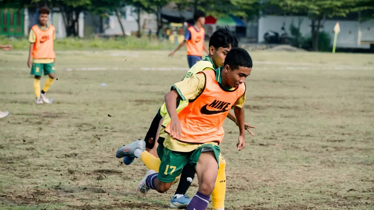 PENUH SEMANGAT: Pemain Persesa berebut bola saat proses seleksi di lapangan Sampang Sport Center (SSC), Minggu (24/5).