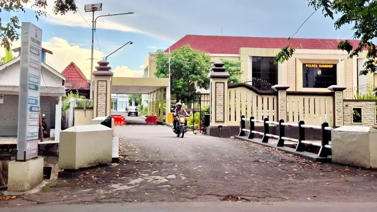 SANTAI: Pengendara melintas di depan kantor Polres Sumenep yang berlokasi di Desa Pabian, Kecamatan Kota, Senin (4/5).