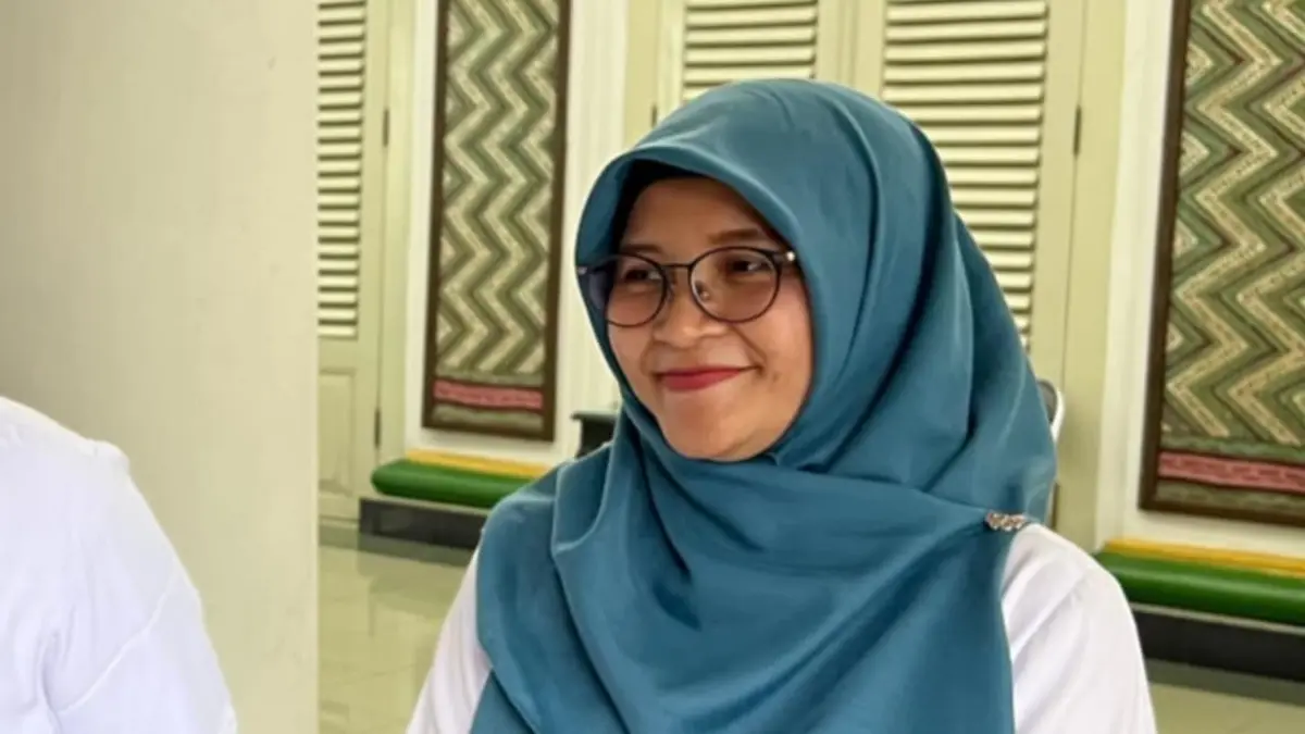 TENANG: Kepala BPJS Ketenagakerjaan Pamekasan Anita Ardhiana saat doorstop dengan media di Pendopo Ronggosukowati.