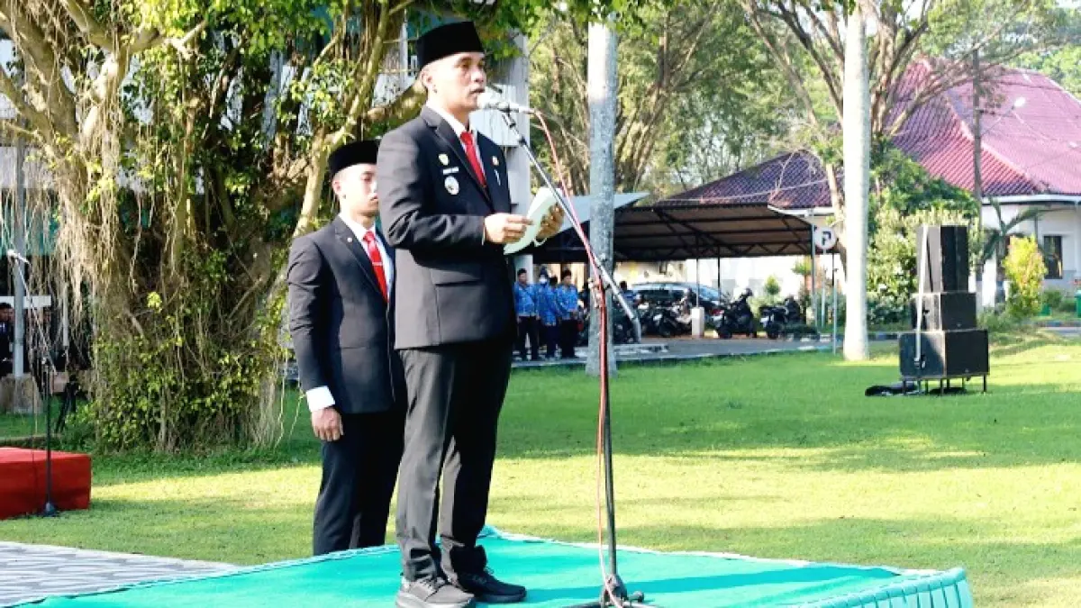 VISIONER: Bupati Bangkalan Lukman Hakim menyampaikan sambutan saat upacara peringatan Hari Lahir Pancasila di halaman kantor pemkab Senin (1/6). (PROKOPIM UNTUK JPRM)