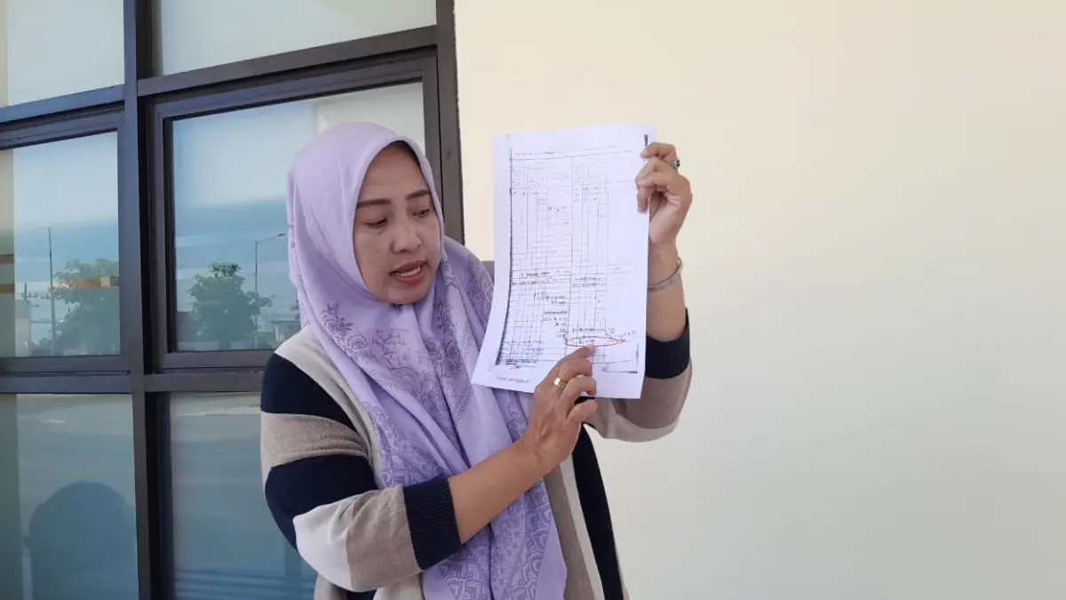 BEBER BUKTI: Siti Nurul Aini Siska selaku ahli waris pemilik lahan di Yayasan MI dan TK Aisyiyah Bustanul Athfal IV menunjukkan dokumen kepemilikan , Selasa (2/6).