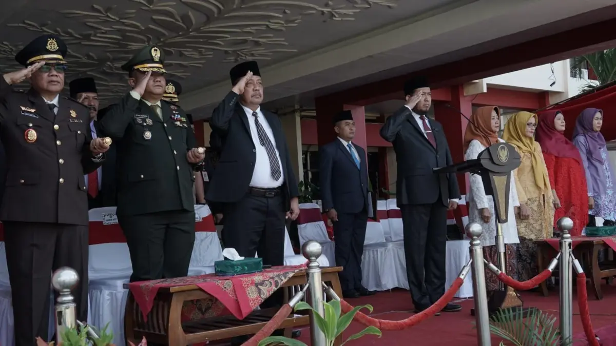 BERJEJER: Bupati Sumenep Achmad Fauzi Wongsojudo (depan mikrofon) memimpin upacara Hari Lahir Pancasila di halaman kantor pemkab, Desa Kolor, Kecamatan Kota, Selsasa (2/6).&nbsp;