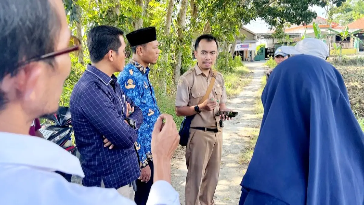 CEK LOKASI: Tim gabungan melakukan survei lahan yang diproyeksikan untuk dibangun gedung SR di Desa Larangan Tokol, Kecamatan Tlanakan, Pamekasan, Senin (18/5). (ISTIMEWA)