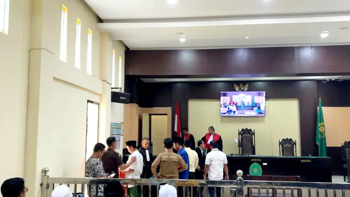 DIADILI: Dua terdakwa penganiayaan guru tugas mengikuti sidang putusan di Pengadilan Negeri Sampang Senin (25/5). (UBAIDILLAHIR RA’IE/JPRM)