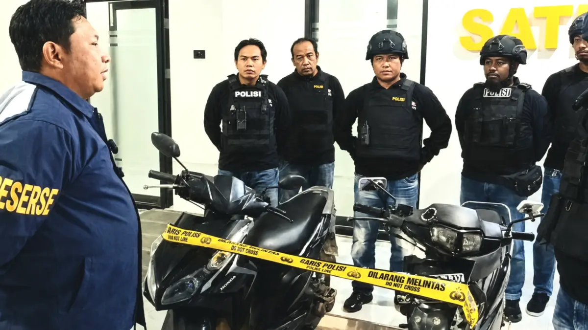 DISITA: Polisi menunjukkan BB dua kendaraan yang diduga hasil kejahatan, Minggu (31/5). (POLRES PAMEKASAN UNTUK JPRM)