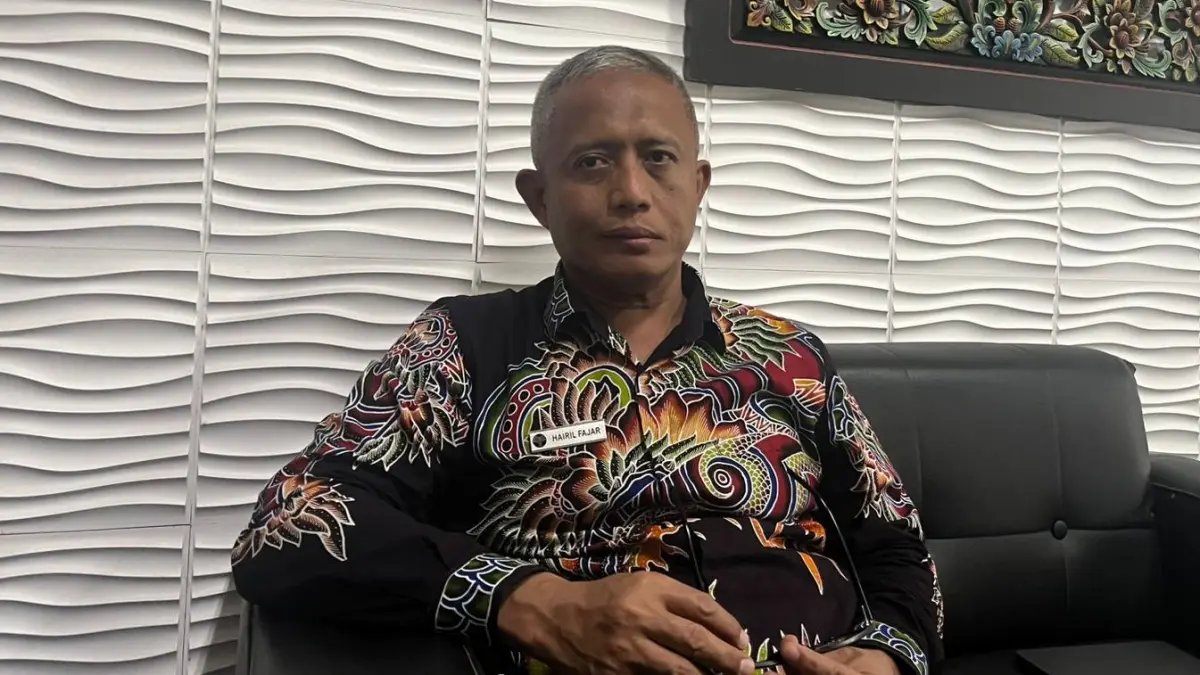 FOKUS: Direktur Utama PT BPRS Bhakti Sumekar Hairil Fajar saat ditemui di ruangan kerjanya, Jalan Trunojoyo, Kecamatan Kota Sumenep.