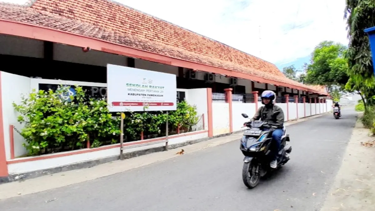 GEDUNG SEMENTARA: Warga berkendara di depan SRMP 29 Pamekasan, Minggu (31/5). (M. KHOLIL RAMLI/JPRM)