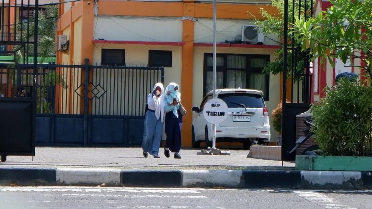 HARAPAN MASA DEPAN: Siswa SMAN 2 Bangkalan berada di halaman sekolahnya Selasa (2/6).