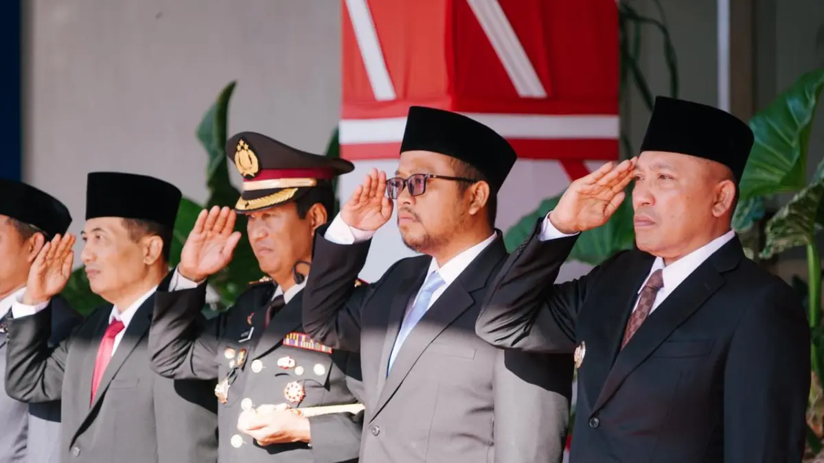 HORMAT: Dari kanan, Bupati Sampang Slamet Junaidi, Wabup Ahmad Mahfudz, Kapolres AKBP Hartono, dan Sekkab Yuliadi Setiyawan saat mengikuti upacara peringatan Hari Lahir Pancasila di halaman pemkab, Senin (1/6). (PROKOPIM UNTUK JPRM)