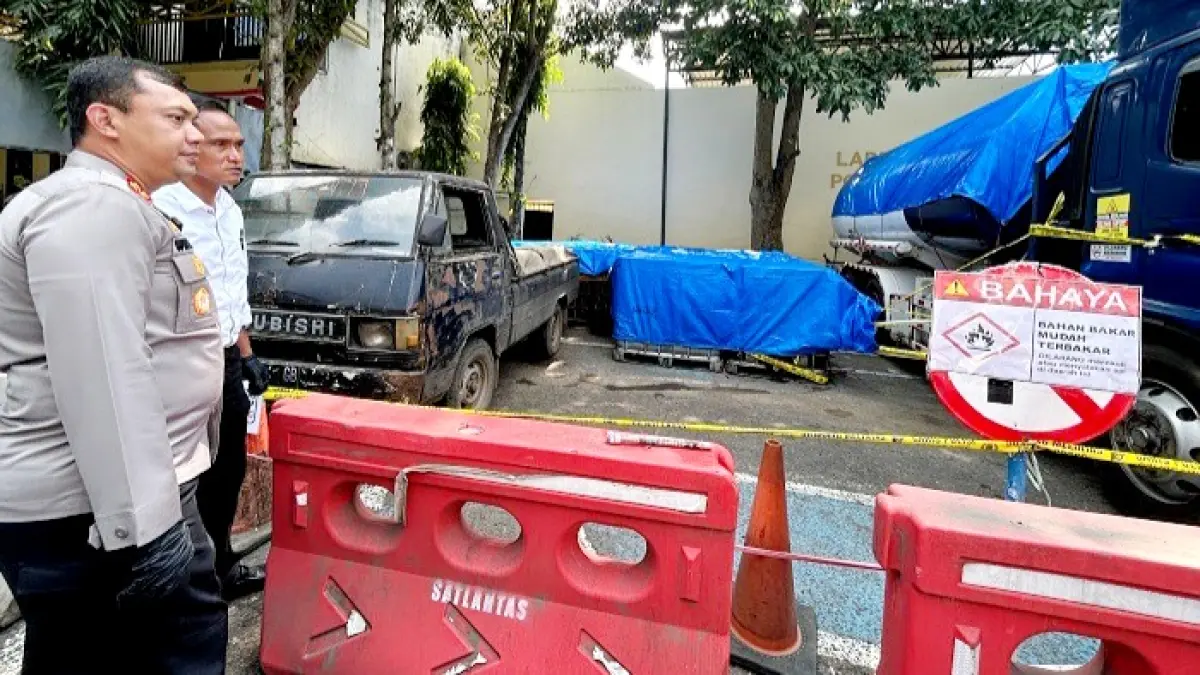 KAWAL LANGSUNG: Kapolres Bangkalan AKBP Wibowo mengecek langsung truk pengangkut BBM ilegal di mapolres, Rabu (6/5). (VIVIN AGUSTIN HARTONO/JPRM)