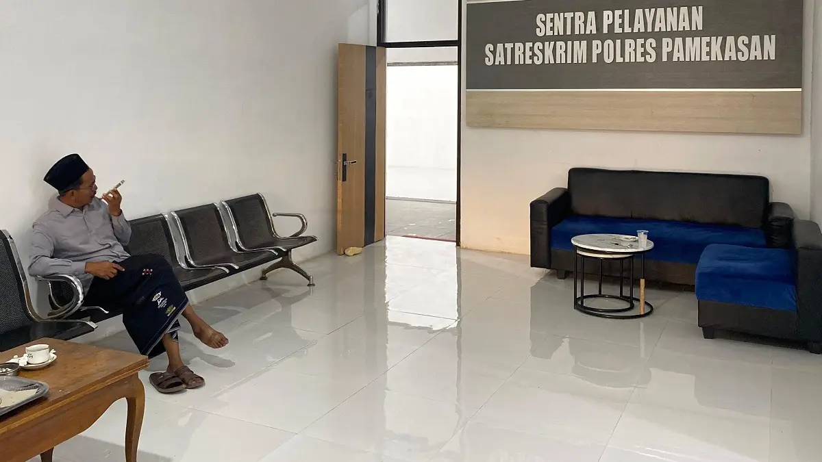 LAYANI MASYARAKAT: Warga berada di ruang tunggu Satreskrim Polres Pamekasan, Rabu (20/5).