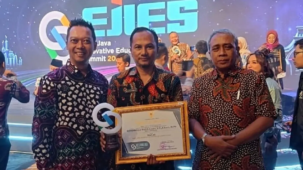 MEMBANGGAKAN: Mohammad Nasirullah, S.Si., S.Kom., M.Pd. saat menerima penghargaan terbaik kedua dalam ajang EJIES 2026.