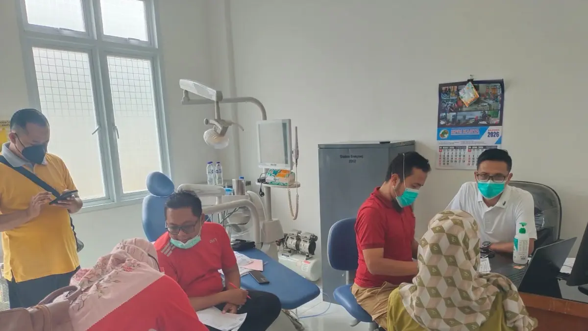 PEMERIKSAAN: Petugas saat melakukan skrining dengan pasien di Puskesmas Karang Penang, Sabtu (18/4). (DINKES KB UNTUK JPRM) 