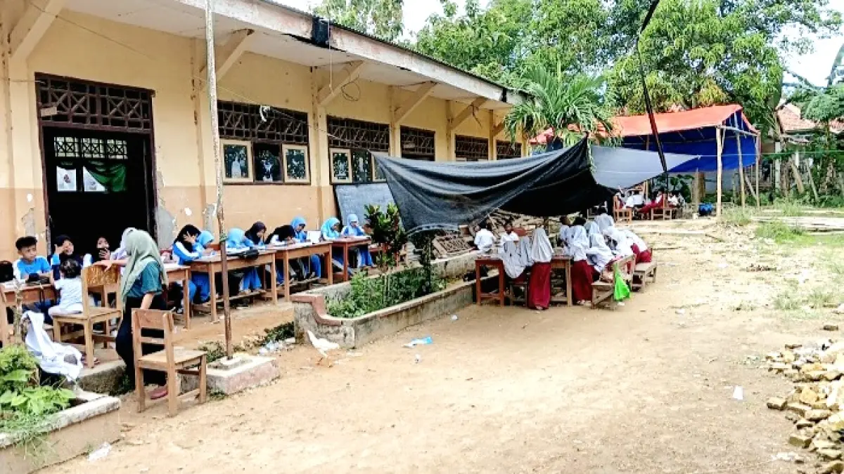 RUSAK BERAT: Puluhan siswa SDN Kajuanak 4 Galis, Bangkalan, melaksanakan kegiatan pembelajaran di bawah tenda, Selasa (28/4). (SDN KAJUANAK 4 UNTUK JPRM)