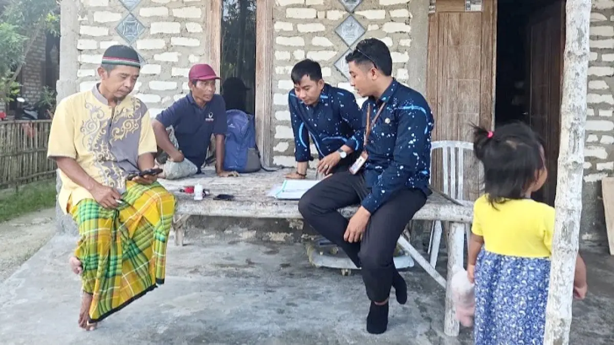 SASARAN: Petugas pendamping sosial saat melakukan pendataan SR di Jalan Delima Gunung Sekar, Kecamatan Sampang, Jumat (29/5). (HAKIM UNTUK JPRM)