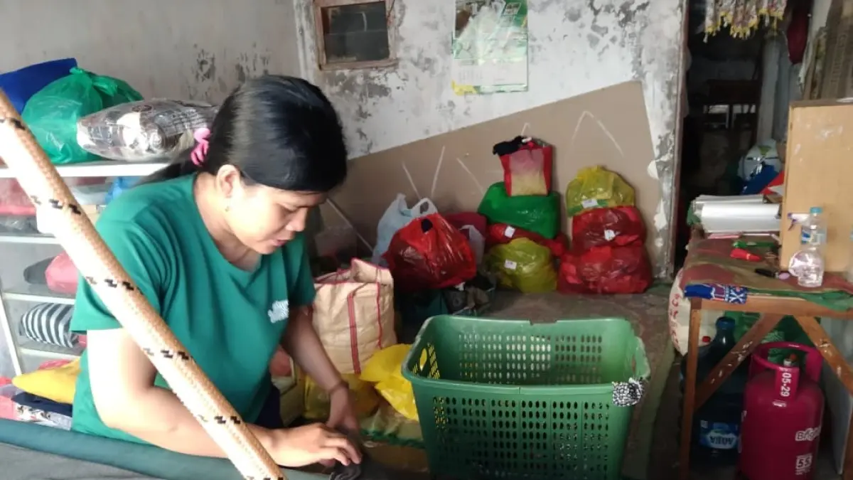 TEKUN: Pelaku usaha laundry sudah menggunakan bright gas di Kecamatan Sampang, Minggu (31/5). (PEMKAB UNTUK JPRM) 