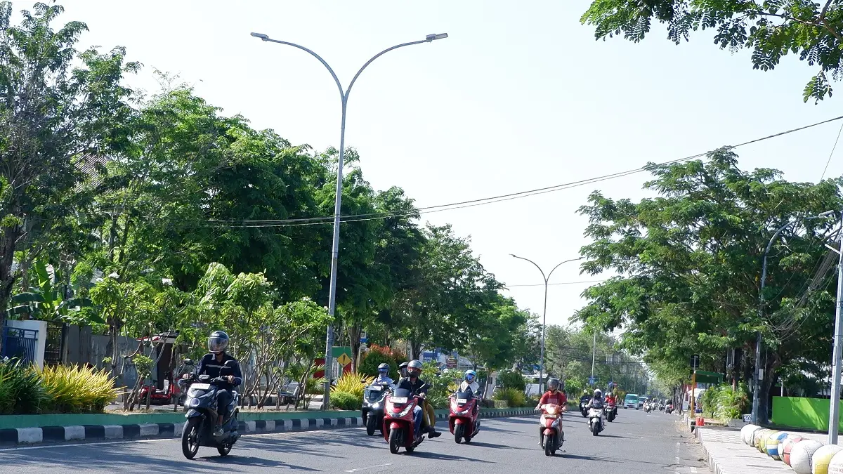 TERIK: Warga berkendara di dekat PJU di Jalan Seokarno-Hatta, Selasa (2/6)