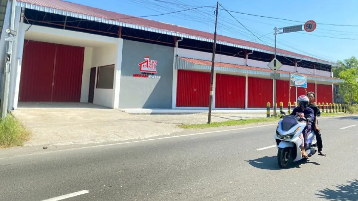 BELUM BEROPERASI: Gerai KDKMP Kelurahan Banyuanyar berdiri di Jalan Makboel, Sampang, Selasa (2/6). (AYU LATIFAH/JPRM)