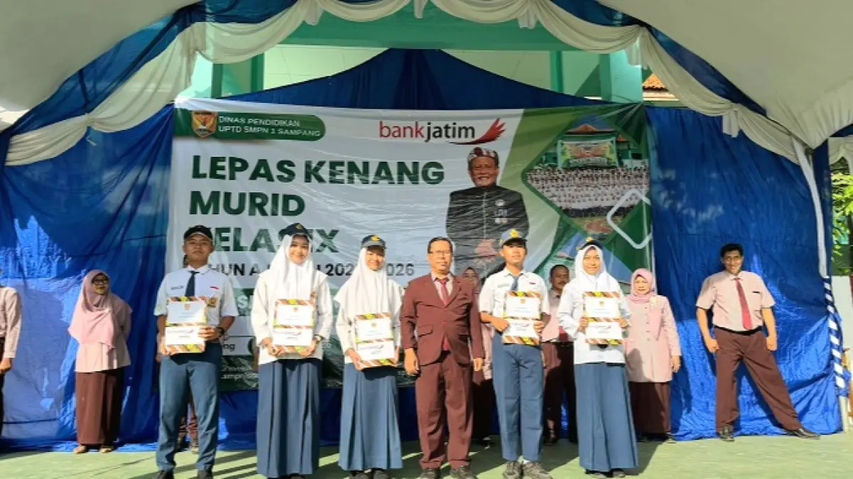 BERKESAN: Plh Kepala SMPN 1 Sampang Moh. Su’udi saat memberikan piagam penghargaan kepada murid berprestasi di halaman SMPN 1 Sampang Selasa (2/6). (MOH. SU