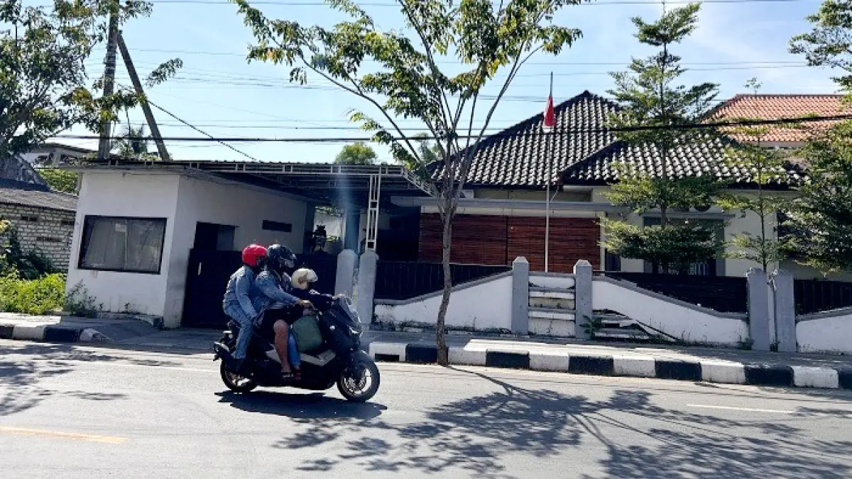 CERAH: Warga sedang melintas depan rumah dinas Kapolres Sampang di Jalan Raya Trunojoyo Selasa (2/6). (UBAIDILLAHIR RA’IE/JPRM)