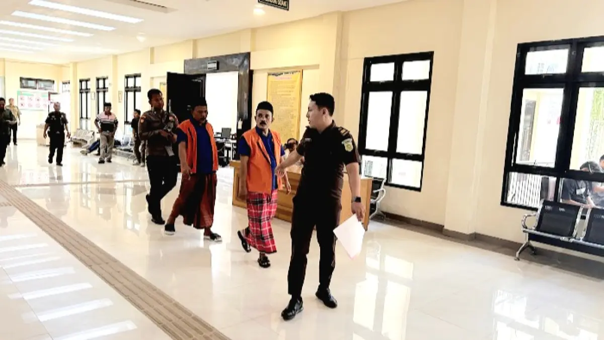 DIKAWAL KETAT: Terdakwa Sahudri dan Sulhan digiring petugas menuju ruang sidang Pengadilan Negeri Sampang Selasa (2/6). (UBAIDILLAHIR RAIE/JPRM)