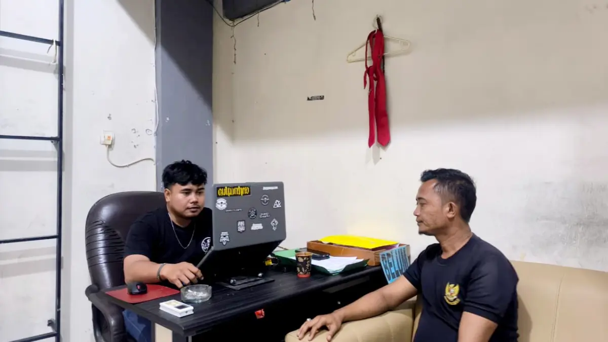DIPERIKSA: Tersangka AS saat dilakukan pemeriksaan oleh penyidik Satreskrim Polres Sampang, Senin (1/6). (SATRESKRIM UNTUK JPRM)