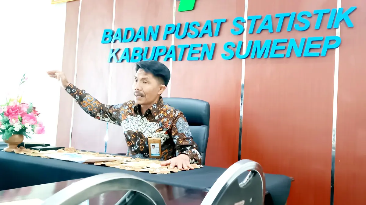 GELUTI DATA: Kepala BPS Sumenep Handoyo Wijoyo mensosialisasikan Sensus Ekonomi 2026 di kantornya, Selasa (2/6). (LUQMAN HAKIM/JPRM)