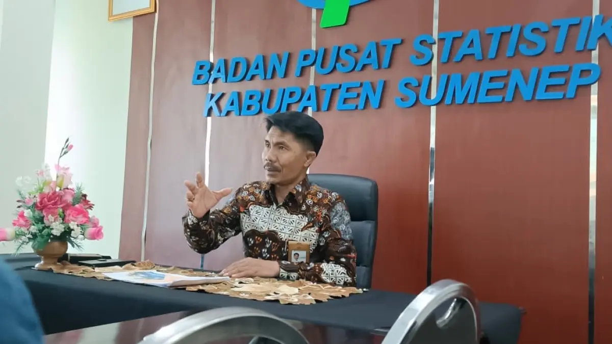 GELUTI DATA: Kepala BPS Sumenep Handoyo Wijoyo menyosialisasikan Sensus Ekonomi 2026 di kantornya, Selasa (2/6).&nbsp;