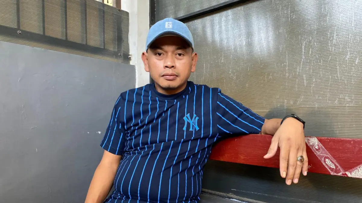 GERAM: Pelapor Slamet Riyadi saat ditemui di Pengadilan Negeri Pamekasanm Rabu (3/6).