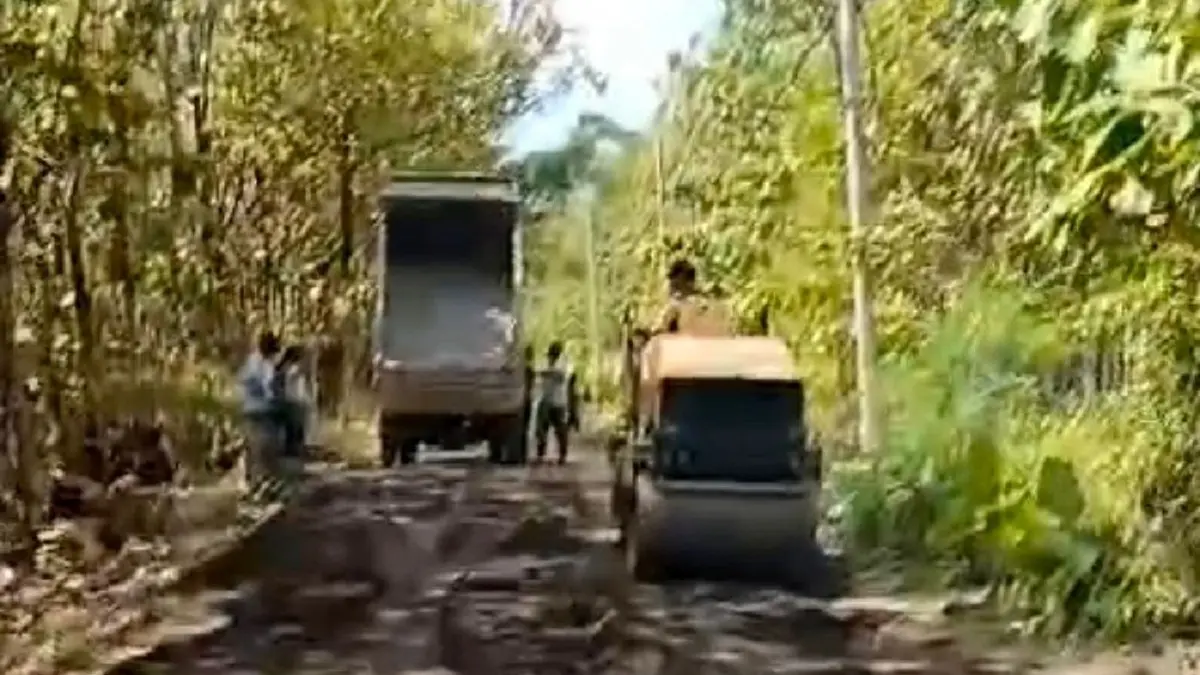 JALAN UTAMA: Suasana pengerjaan proyek rekonstruksi ruas jalan Pabian–Kangayan pada Maret lalu.