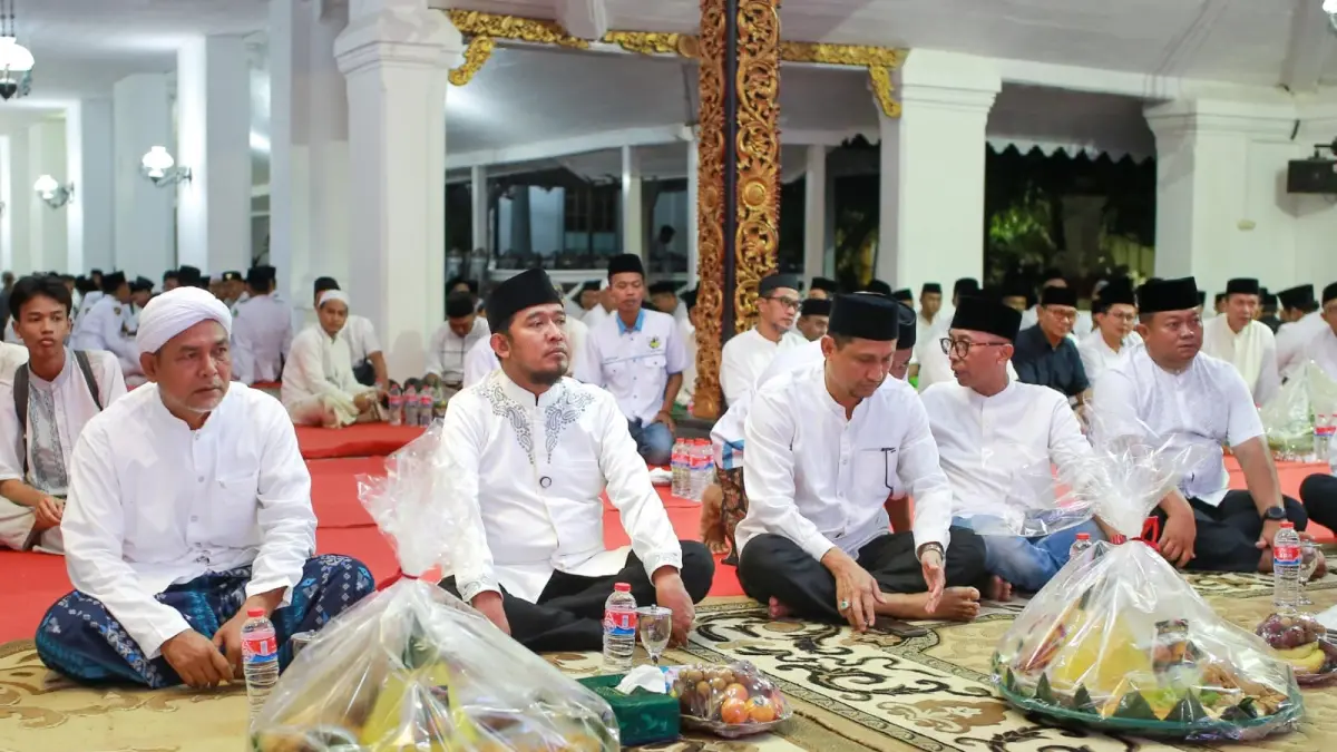 KHIDMAT: Bupati Sumenep Achmad Fauzi Wongsojudo saat menghadiri doa bersama di pendopo Keraton Sumenep pada Selasa (2/6).