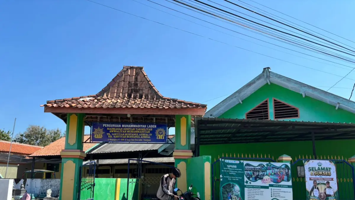 LENGANG: Warga berada di lingkungan MI dan TK Aisyiyah Bustanul Athfal IV Pamekasan, Rabu (3/6).