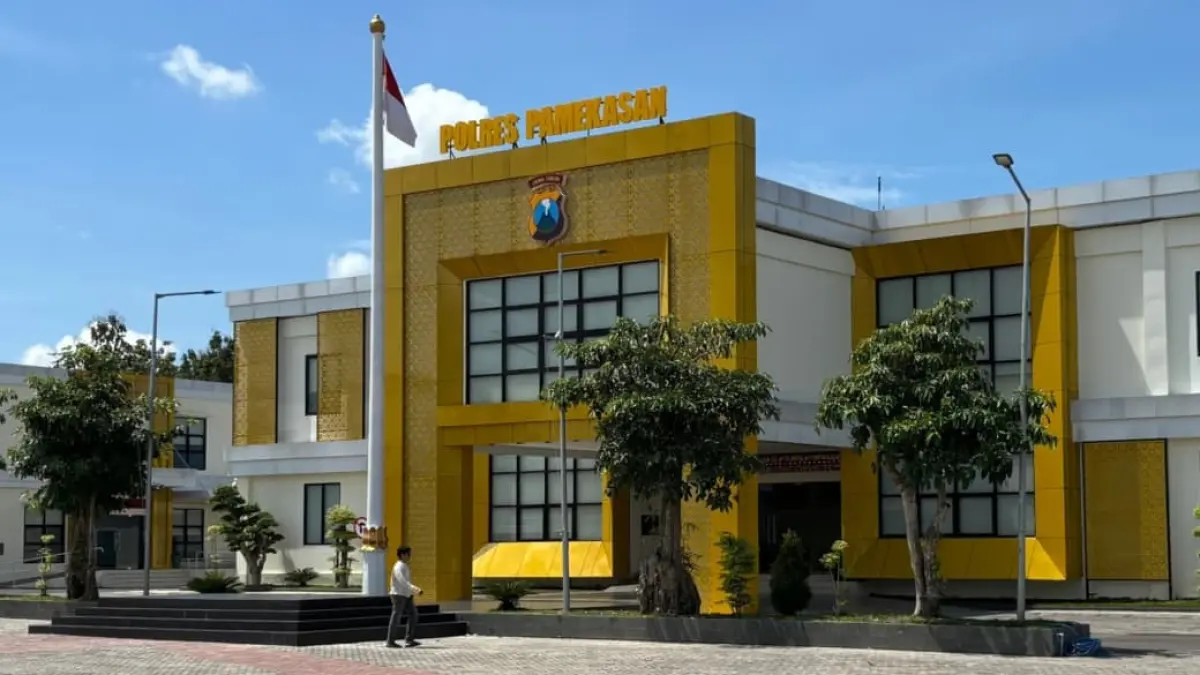 MEGAH: Warga berada di halaman kantor Mapolres Pamekasan, Selasa (2/5).