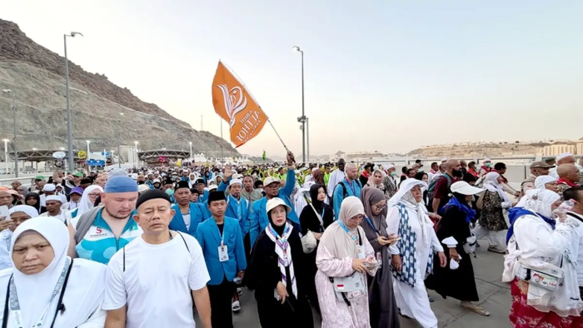 MENUJU JAMARAT: Jemaah haji asal Bangkalan yang tergabung di Sub 69 hendak melaksanakan lempar jamrah, Jumat (29/5). (IMAM TAHMIDILLAH UNTUK JPRM)