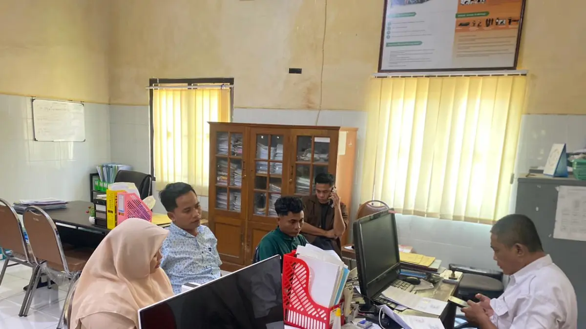 PEMBERANGKATAN: Calon pekerja migran Indonesia (CPMI) saat mengurus rekomendasi di kantor Dinas Koperasi, Perindustrian, dan Perdagangan Sampang, Rabu (3/6).